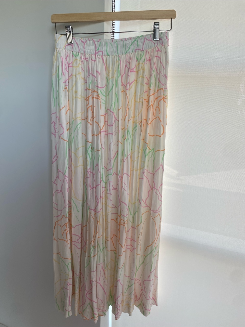 S/W/F Pleated A-line Floral Maxi Skirt in White with Pastel Multicolor Small